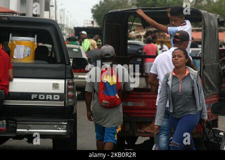 Die Venezolaner überqueren am 4. September 2018 die kolumbianische Grenze in Paraguachon La Raya, Kolumbien. Denn aus dem Nachbarland, um andere Länder wie Peru, Ecuador, Chile, Argentinien zu erreichen, die vor der Wirtschaftskrise, die sie in ihrem Land leben, fliehen. (Foto von Humberto Matheus/NurPhoto) Stockfoto