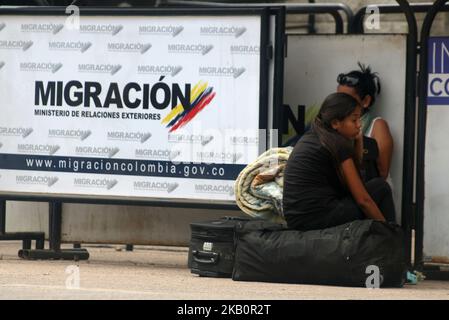 Die Venezolaner überqueren am 4. September 2018 die kolumbianische Grenze in Paraguachon La Raya, Kolumbien. Denn aus dem Nachbarland, um andere Länder wie Peru, Ecuador, Chile, Argentinien zu erreichen, die vor der Wirtschaftskrise, die sie in ihrem Land leben, fliehen. (Foto von Humberto Matheus/NurPhoto) Stockfoto