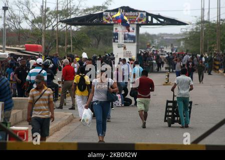 Die Venezolaner überqueren am 4. September 2018 die kolumbianische Grenze in Paraguachon La Raya, Kolumbien. Denn aus dem Nachbarland, um andere Länder wie Peru, Ecuador, Chile, Argentinien zu erreichen, die vor der Wirtschaftskrise, die sie in ihrem Land leben, fliehen. (Foto von Humberto Matheus/NurPhoto) Stockfoto