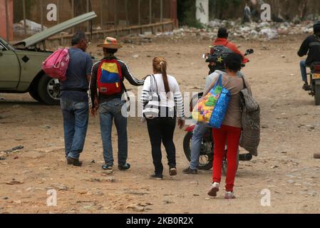 Die Venezolaner überqueren am 4. September 2018 die kolumbianische Grenze in Paraguachon La Raya, Kolumbien. Denn aus dem Nachbarland, um andere Länder wie Peru, Ecuador, Chile, Argentinien zu erreichen, die vor der Wirtschaftskrise, die sie in ihrem Land leben, fliehen. (Foto von Humberto Matheus/NurPhoto) Stockfoto