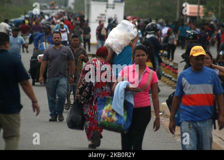 Die Venezolaner überqueren am 4. September 2018 die kolumbianische Grenze in Paraguachon La Raya, Kolumbien. Denn aus dem Nachbarland, um andere Länder wie Peru, Ecuador, Chile, Argentinien zu erreichen, die vor der Wirtschaftskrise, die sie in ihrem Land leben, fliehen. (Foto von Humberto Matheus/NurPhoto) Stockfoto