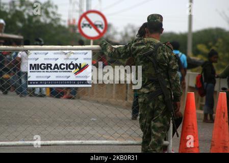 Die Venezolaner überqueren am 4. September 2018 die kolumbianische Grenze in Paraguachon La Raya, Kolumbien. Denn aus dem Nachbarland, um andere Länder wie Peru, Ecuador, Chile, Argentinien zu erreichen, die vor der Wirtschaftskrise, die sie in ihrem Land leben, fliehen. (Foto von Humberto Matheus/NurPhoto) Stockfoto