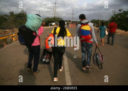 Die Venezolaner überqueren am 4. September 2018 die kolumbianische Grenze in Paraguachon La Raya, Kolumbien. Denn aus dem Nachbarland, um andere Länder wie Peru, Ecuador, Chile, Argentinien zu erreichen, die vor der Wirtschaftskrise, die sie in ihrem Land leben, fliehen. (Foto von Humberto Matheus/NurPhoto) Stockfoto