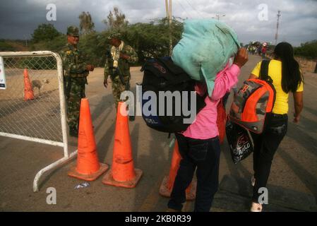 Die Venezolaner überqueren am 4. September 2018 die kolumbianische Grenze in Paraguachon La Raya, Kolumbien. Denn aus dem Nachbarland, um andere Länder wie Peru, Ecuador, Chile, Argentinien zu erreichen, die vor der Wirtschaftskrise, die sie in ihrem Land leben, fliehen. (Foto von Humberto Matheus/NurPhoto) Stockfoto