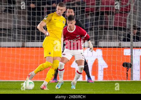 ALKMAAR, NIEDERLANDE - 3. NOVEMBER: Artem Dovbyk von Dnipro-1, Milos Kerkez von AZ Alkmaar während des Spiels der Gruppe E - UEFA Europa Conference League zwischen AZ Alkmaar und SC Dnipro-1 im AZ Stadion am 3. November 2022 in Alkmaar, Niederlande (Foto von Patrick Goosen/Orange Picches) Stockfoto