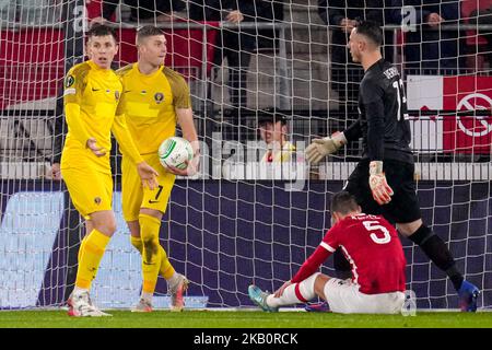 ALKMAAR, NIEDERLANDE - 3. NOVEMBER: Artem Dovbyk von Dnipro-1 feiert nach seinem ersten Treffer beim Spiel der Gruppe E - UEFA Europa Conference League zwischen AZ Alkmaar und dem SC Dnipro-1 im AZ Stadion am 3. November 2022 in Alkmaar, Niederlande (Foto von Patrick Goosen/Orange Picches) Stockfoto