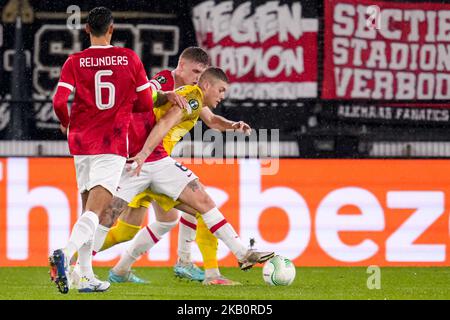 ALKMAAR, NIEDERLANDE - 3. NOVEMBER: Maxim Dekker von AZ Alkmaar, Artem Dovbyk von Dnipro-1 während des Spiels der Gruppe E - UEFA Europa Conference League zwischen AZ Alkmaar und SC Dnipro-1 im AZ Stadion am 3. November 2022 in Alkmaar, Niederlande (Foto von Patrick Goosen/Orange Picches) Stockfoto