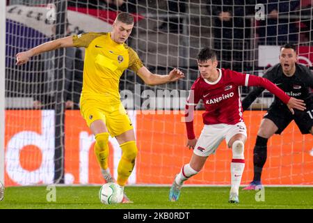 ALKMAAR, NIEDERLANDE - 3. NOVEMBER: Artem Dovbyk von Dnipro-1, Milos Kerkez von AZ Alkmaar während des Spiels der Gruppe E - UEFA Europa Conference League zwischen AZ Alkmaar und SC Dnipro-1 im AZ Stadion am 3. November 2022 in Alkmaar, Niederlande (Foto von Patrick Goosen/Orange Picches) Stockfoto