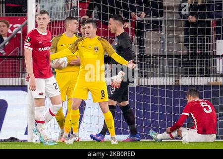 ALKMAAR, NIEDERLANDE - 3. NOVEMBER: Artem Dovbyk von Dnipro-1 feiert nach dem Tor seines Teams das erste Tor, Oleksandr Pikhalonok von Dnipro-1, Maxim Dekker von AZ Alkmaar während des Spiels der Gruppe E - UEFA Europa Conference League zwischen AZ Alkmaar und SC Dnipro-1 im AZ Stadion am 3. November, 2022 in Alkmaar, Niederlande (Foto von Patrick Goosen/Orange Picturs) Stockfoto