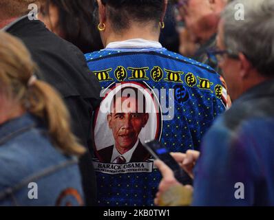 Albuquerque, Usa. 13. Oktober 2022. Ein Teilnehmer trägt eine Jacke mit einem Foto des ehemaligen Präsidenten Barack Obama vor einer Wahlkampfveranstaltung des Demokratischen Nationalkomitees im Ted M. Gallegos Community Center am 3. November 2022 in Albuquerque, New Mexico. Präsident Joe Biden warb vor den Parlamentswahlen vom 8. November für Grisham. (Foto von Sam Wasson) Quelle: SIPA USA/Alamy Live News Stockfoto