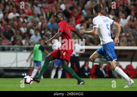 Portugals Mittelfeldspieler William Carvalho (L) spielt mit Italiens Mittelfeldspieler Jorginho während der UEFA Nations League Ein Fußballspiel der Gruppe 3 Portugal gegen Italien im Luz-Stadion in Lissabon, Portugal, am 10. September 2018. ( Foto von Pedro FiÃºza/NurPhoto) Stockfoto