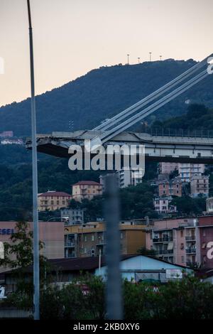 Ein Bild zeigt die eingestürzte Autobahnbrücke Morandi in Genua am 9. September 2018. Die riesige Autobahnbrücke stürzte am 14. August 2018 ein und tötete 43 Menschen. Der Zusammenbruch, bei dem die Autobahn von A10 auf die Eisenbahnlinien in der nördlichen Hafenstadt überging, war der tödlichste Brückenfehler in Italien seit Jahren. (Foto von Manuel Romano/NurPhoto) Stockfoto