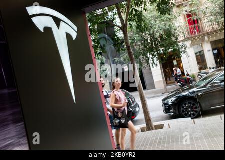 Am 10. September 2018 laufen Menschen vor dem Tesla-Laden in Barcelona, Spanien. (Foto von Manuel Romano/NurPhoto) Stockfoto