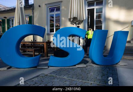 Das Logo der CSU befindet sich am 12. September 2018 vor dem Cafe Reitschule in München. Die Christlich-Soziale Union (CSU) veranstaltete am 12. September 2018 ihren ersten Schnurbrunch in München. An der Veranstaltung nahmen der bayerische Ministerpräsident Markus Soeder, die bayerische Ministerin für Wissenschaft und Kunst Marion Kiechle und der Generalsekretär der CSU Markus Blume Teil. (Foto von Alexander Pohl/NurPhoto) Stockfoto