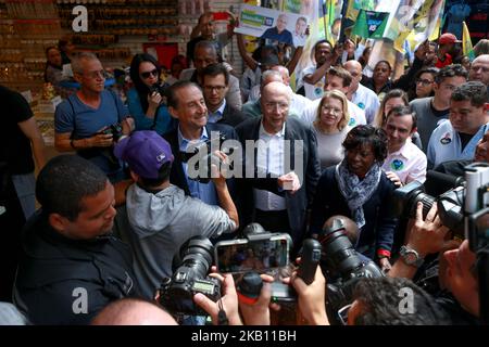 Henrique Meirelles (R), Kandidat der MDB für die Präsidentschaft der Republik, und Paulo Skaf (L), Kandidat der MDB für die Regierung von São Paulo, gehen am 12. September 2018 während eines Wahlkampfes in der Region Rua 25 de Março. (Foto von Dario Oliveira/NurPhoto) Stockfoto