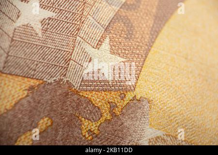 Nahaufnahme des Makrofragmentes Teil des Euro-Sternensymbols auf der 50-Euro-Geldnote. Weltgeldkonzept, Inflation und Wirtschaftskonzept. Finanzen und Unternehmen. Stockfoto