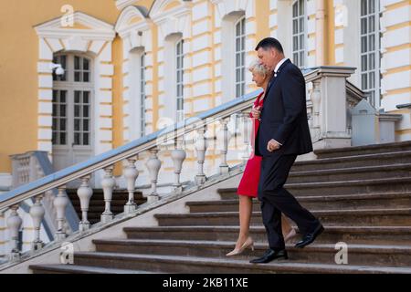 Der Präsident Lettlands Raimonds Vejonis und seine Frau Iveta Vejone während des informellen Treffens der Arraiolos-Gruppe 14. im Rundale Palace in Rundale, Lettland, am 13. September 2018. Das Treffen der Arraiolos-Gruppe bringt Staatsoberhäupter aus 13 Ländern zusammen - Österreich, Bulgarien, Kroatien, Estland, Finnland, Deutschland, Griechenland, Ungarn, Italien, Lettland, Malta, Polen, Portugal und Slowenien. (Foto von Mateusz Wlodarczyk/NurPhoto) Stockfoto