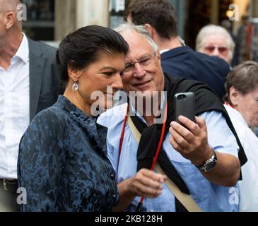 Ein Mann macht vor ihrer Rede ein Selfie mit Sahra Wagenknecht. Die Fraktionschef der Linken im Deutschen Bundestag Sahra Wagenknecht sprach auf dem Münchner Marienplatz zu einem Wahlkampf. Die Wahlen finden am 14.. Oktober statt. (Foto von Alexander Pohl/NurPhoto) Stockfoto