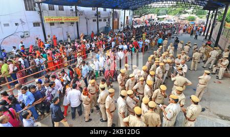 Hinduistische Anhänger stehen in Schlangen, als sie ankommen, um Gebet & Darshan anlässlich des 'Ganesh Chaturthi'-Festivals im Moti Dungari-Tempel in Jaipur, Rajasthan, Indien, am 13. September 2018 anzubieten.das Ganesh Chaturthi-Festival, ein beliebtes 11-tägiges religiöses Fest, das jährlich in ganz Indien gefeiert wird. (Foto von Vishal Bhatnagar/NurPhoto) Stockfoto