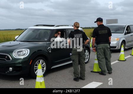 Polizeimann am 13. September 2018 an einem Kontrollpunkt am Eingang zum Folly Beach, South Carolina, als der US-Bundesstaat Florence in Richtung der Küste von Carolina taufte. Der Zugang zur Stadt ist nur für Bewohner beschränkt, und eine nächtliche Ausgangssperre wird durchgesetzt. Es wird erwartet, dass der Sturm historische Regen und Überschwemmungen bringen wird. (Foto von Paul Hennessy/NurPhoto) Stockfoto