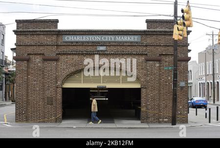 Ein Mann geht am 13. September 2018 am Charleston City Market in Charleston, South Carolina, vorbei, als der US-Bundesstaat Florence sich in Richtung der Küste von Carolina aufmacht. Die beliebte Touristenattraktion war leer, nur wenige Touristen besuchten die historische Innenstadt. (Foto von Paul Hennessy/NurPhoto) Stockfoto