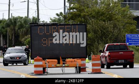 Polizeimann am 13. September 2018 an einem Kontrollpunkt am Eingang zum Folly Beach, South Carolina, als der US-Bundesstaat Florence in Richtung der Küste von Carolina taufte. Der Zugang zur Stadt ist nur für Bewohner beschränkt, und eine nächtliche Ausgangssperre wird durchgesetzt. Es wird erwartet, dass der Sturm historische Regen und Überschwemmungen bringen wird. (Foto von Paul Hennessy/NurPhoto) Stockfoto