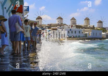 Die berühmten Windmühlen auf der Insel Mykonos auf den Kykladen, Griechenland. Mykonos ist eine Insel in Griechenland in der Ägäis. Auf der Insel gibt es 16 Windmühlen, 5 davon oberhalb von Chora, dem Hauptort der Insel. Die Windmühlen wurden im 16.. Jahrhundert von den Venezianern gebaut, aber ihre Bauten dauerten bis zum 20.. Jahrhundert an. August 2018 - Insel Mykonos, Griechenland (Foto von Nicolas Economou/NurPhoto) Stockfoto