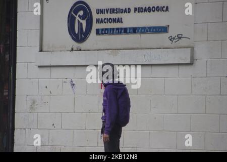 Einige der Demonstrationen, die am 13. September 2018 in der Nähe der Pädagogischen Universität von Bogota, Kolumbien, über fünf Stunden dauerten, wurden von der mobilen Anti-Riot-Staffel ESMAD der Polizei kontrolliert. Die Unruhen begannen um 11 Uhr morgens und beschädigten die Mobilität der Straßen 72 und 73 zwischen den Rennen 11 und 15. Dieser Protest wurde nach der Ankündigung der Bildungsministerin María Victoria Angulo durch das Ende des Programms „Ser pilo paga“ erhoben. (Foto von Daniel Garzon Herazo/NurPhoto) Stockfoto