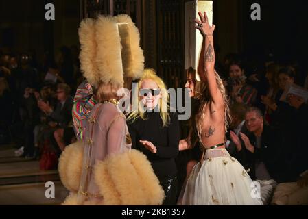 Die britische Designerin Pam Hogg begrüßt das Publikum, nachdem Models ihre Kreationen am ersten Tag der London Fashion Week in London am 14. September 2018 auf einer Laufsteg-Show für die Frühjahr/Sommer 2019 Kollektion gezeigt haben. (Foto von Alberto Pezzali/NurPhoto) Stockfoto