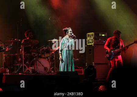 Die französische Sängerin Catherine Ringer,(C), die Ikone der ‘80s französischen Synth-Pop-Band « Les Rita Mitsouko », tritt während des Festivals der Menschheit (Fete de l'Humanité) auf der Bühne auf, einem politischen Ereignis- und Musikfestival, das von der Kommunistischen Partei Frankreichs (PCF) am 14. September 2018 in La Courneuve, außerhalb von Paris, organisiert wurde. (Foto von Michel Stoupak/NurPhoto) Stockfoto