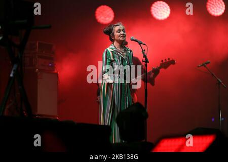 Die französische Sängerin Catherine Ringer,(C), die Ikone der ‘80s französischen Synth-Pop-Band « Les Rita Mitsouko », tritt während des Festivals der Menschheit (Fete de l'Humanité) auf der Bühne auf, einem politischen Ereignis- und Musikfestival, das von der Kommunistischen Partei Frankreichs (PCF) am 14. September 2018 in La Courneuve, außerhalb von Paris, organisiert wurde. (Foto von Michel Stoupak/NurPhoto) Stockfoto