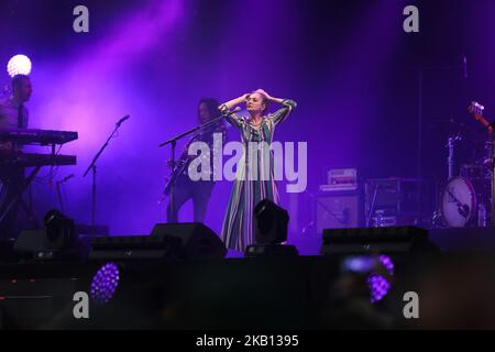 Die französische Sängerin Catherine Ringer,(C), die Ikone der ‘80s französischen Synth-Pop-Band « Les Rita Mitsouko », tritt während des Festivals der Menschheit (Fete de l'Humanité) auf der Bühne auf, einem politischen Ereignis- und Musikfestival, das von der Kommunistischen Partei Frankreichs (PCF) am 14. September 2018 in La Courneuve, außerhalb von Paris, organisiert wurde. (Foto von Michel Stoupak/NurPhoto) Stockfoto