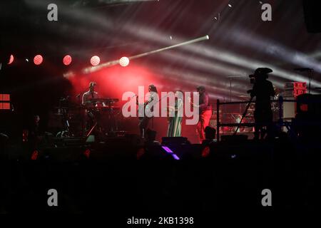 Die französische Sängerin Catherine Ringer,(C), die Ikone der ‘80s französischen Synth-Pop-Band « Les Rita Mitsouko », tritt während des Festivals der Menschheit (Fete de l'Humanité) auf der Bühne auf, einem politischen Ereignis- und Musikfestival, das von der Kommunistischen Partei Frankreichs (PCF) am 14. September 2018 in La Courneuve, außerhalb von Paris, organisiert wurde. (Foto von Michel Stoupak/NurPhoto) Stockfoto