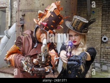 Teilnehmer in Steampunk Cosplay-Kostümen posieren während des Festivals „KyivSteamCon“ in Kiew, Ukraine, 15. September 2018. Steampunk ist ein Subgenre von Science Fiction oder Science Fantasy, das Technologie und ästhetische Designs umfasst, die von industriellen Dampfmaschinen des 19.. Jahrhunderts inspiriert wurden. (Foto von STR/NurPhoto) Stockfoto