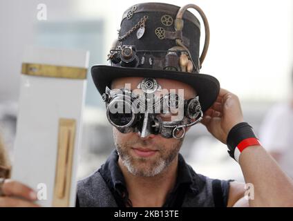 Ein Teilnehmer mit der Maske auf seinem Gesicht schaut während des Festivals „KyivSteamCon“ in Kiew, Ukraine, am 15. September 2018 in den Spiegel. Steampunk ist ein Subgenre von Science Fiction oder Science Fantasy, das Technologie und ästhetische Designs umfasst, die von industriellen Dampfmaschinen des 19.. Jahrhunderts inspiriert wurden. (Foto von STR/NurPhoto) Stockfoto