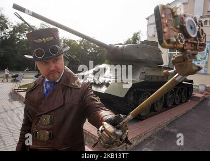 Ein Teilnehmer in einem Steampunk Cosplay Kostüm nimmt ein Selfie während des Festivals „KyivSteamCon“ in Kiew, Ukraine, am 15. September 2018. Steampunk ist ein Subgenre von Science Fiction oder Science Fantasy, das Technologie und ästhetische Designs umfasst, die von industriellen Dampfmaschinen des 19.. Jahrhunderts inspiriert wurden. (Foto von STR/NurPhoto) Stockfoto