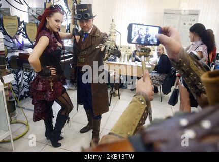 Die Teilnehmer in Steampunk Cosplay-Kostümen nehmen am „KyivSteamCon“-Festival in Kiew, Ukraine, am 15. September 2018 Teil. Steampunk ist ein Subgenre von Science Fiction oder Science Fantasy, das Technologie und ästhetische Designs umfasst, die von industriellen Dampfmaschinen des 19.. Jahrhunderts inspiriert wurden. (Foto von STR/NurPhoto) Stockfoto