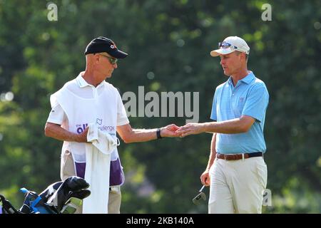 Bob Estes aus Austin, Texas, gibt seinem Caddie beim 12. Green einen Ball während der zweiten Runde des von McLaren im Warwick Hills Golf & Country Club in Grand Blanc, MI, USA präsentierten The Ally Challenge Golfturniers am Samstag, 15. September 2018. (Foto von Amy Lemus/NurPhoto) Stockfoto