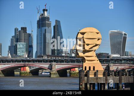 Eine Installation, die einen menschlichen Kopf darstellt, wird am Aussichtspunkt in der Londoner Southbank im Rahmen der London Design Biennale 2018, zur Sensibilisierung für psychische Gesundheit, London, am 16. September 2018, abgebildet. (Foto von Alberto Pezzali/NurPhoto) Stockfoto