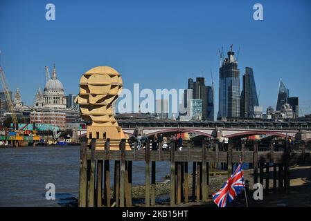 Eine Installation, die einen menschlichen Kopf darstellt, wird am Aussichtspunkt in der Londoner Southbank im Rahmen der London Design Biennale 2018, zur Sensibilisierung für psychische Gesundheit, London, am 16. September 2018, abgebildet. (Foto von Alberto Pezzali/NurPhoto) Stockfoto
