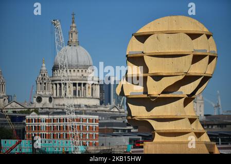 Eine Installation, die einen menschlichen Kopf darstellt, wird am Aussichtspunkt in der Londoner Southbank im Rahmen der London Design Biennale 2018, zur Sensibilisierung für psychische Gesundheit, London, am 16. September 2018, abgebildet. (Foto von Alberto Pezzali/NurPhoto) Stockfoto