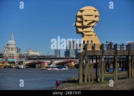 Eine Installation, die einen menschlichen Kopf darstellt, wird am Aussichtspunkt in der Londoner Southbank im Rahmen der London Design Biennale 2018, zur Sensibilisierung für psychische Gesundheit, London, am 16. September 2018, abgebildet. (Foto von Alberto Pezzali/NurPhoto) Stockfoto