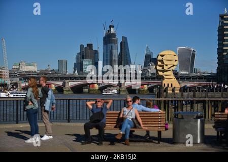Eine Installation, die einen menschlichen Kopf darstellt, wird am Aussichtspunkt in der Londoner Southbank im Rahmen der London Design Biennale 2018, zur Sensibilisierung für psychische Gesundheit, London, am 16. September 2018, abgebildet. (Foto von Alberto Pezzali/NurPhoto) Stockfoto