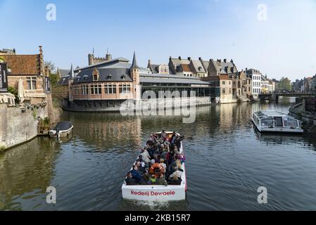 Bilder der historischen und bei Touristen beliebten Stadt Gent in Belgien. Gent ist die Hauptstadt von Ostflandern und liegt in der flämischen Region Belgiens. Die Stadt stammt aus der Steinzeit, da es archäologische Beweise gibt, aber um 650 wurden zwei Abteien von Saint Amand gegründet. Im 13.. Jahrhundert war Gent die 2. größte Stadt Nordeuropas. Heute übersteigt die Bevölkerung der Stadt leicht 250,000 Menschen, aber es gibt jährlich Millionen von Besuchern. (Foto von Nicolas Economou/NurPhoto) Stockfoto