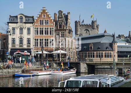 Bilder der historischen und bei Touristen beliebten Stadt Gent in Belgien. Gent ist die Hauptstadt von Ostflandern und liegt in der flämischen Region Belgiens. Die Stadt stammt aus der Steinzeit, da es archäologische Beweise gibt, aber um 650 wurden zwei Abteien von Saint Amand gegründet. Im 13.. Jahrhundert war Gent die 2. größte Stadt Nordeuropas. Heute übersteigt die Bevölkerung der Stadt leicht 250,000 Menschen, aber es gibt jährlich Millionen von Besuchern. (Foto von Nicolas Economou/NurPhoto) Stockfoto