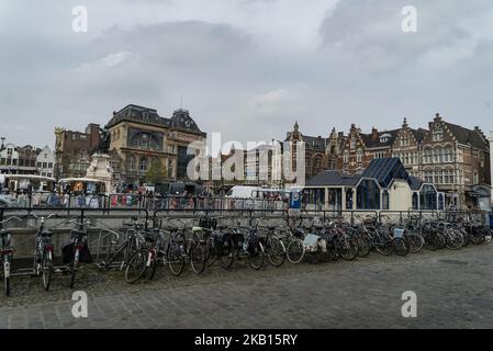 Bilder der historischen und bei Touristen beliebten Stadt Gent in Belgien. Gent ist die Hauptstadt von Ostflandern und liegt in der flämischen Region Belgiens. Die Stadt stammt aus der Steinzeit, da es archäologische Beweise gibt, aber um 650 wurden zwei Abteien von Saint Amand gegründet. Im 13.. Jahrhundert war Gent die 2. größte Stadt Nordeuropas. Heute übersteigt die Bevölkerung der Stadt leicht 250,000 Menschen, aber es gibt jährlich Millionen von Besuchern. (Foto von Nicolas Economou/NurPhoto) Stockfoto