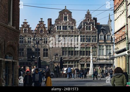 Bilder der historischen und bei Touristen beliebten Stadt Gent in Belgien. Gent ist die Hauptstadt von Ostflandern und liegt in der flämischen Region Belgiens. Die Stadt stammt aus der Steinzeit, da es archäologische Beweise gibt, aber um 650 wurden zwei Abteien von Saint Amand gegründet. Im 13.. Jahrhundert war Gent die 2. größte Stadt Nordeuropas. Heute übersteigt die Bevölkerung der Stadt leicht 250,000 Menschen, aber es gibt jährlich Millionen von Besuchern. (Foto von Nicolas Economou/NurPhoto) Stockfoto