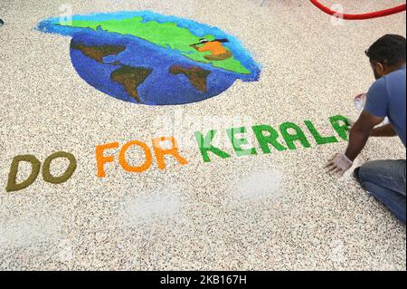 Jugendliche schaffen einen farbenfrohen Rrangoli (Rrangoli, auch bekannt als kolam, ist ein traditionelles Design, das mit farbigem Pulver auf den Boden gezogen wurde) mit den Worten „Do for Kerala“, da Mitglieder der kanadischen Malayalee-Gemeinschaft an einer Spendenaktion für die Opfer der Überschwemmungen in Kerala teilnehmen, Indien. Die Spendenaktion fand am 15. September 2018 in Mississauga, Ontario, Kanada, statt und Hunderte kamen, um ihre Unterstützung zu geben. Durch heftige Regenfälle wurden mehr als 800.000 Menschen vertrieben und mehr als 373 Menschen bei der so genannten schlimmsten Überschwemmung in Kerala seit fast einem Jahrhundert getötet. Alle 14 Bezirke der St Stockfoto