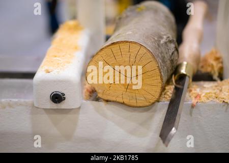 Kleines Holz mit Metallmeißel auf Tischlerarbeitspel Stockfoto