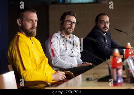 Daniele De Rossi (L) und Trainer Eusebio Di Francesco (R) von Roma während der Pressekonferenz am Tag vor dem Champions-League-Spiel zwischen Real Madrid und Roma im Santiago Bernabeu-Stadion in Madrid, Spanien. 18. September 2018.(Foto von BorjaB.Hojas/COOLMedia/NurPhoto) Stockfoto